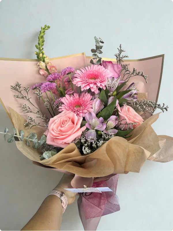 Perfecto para recordarle a mama cuanto la quieres , una sinfonia de rosas, gerberas con flores de temporada Florería Arboleda Tijuana